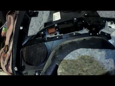 Видео: Самостоятельная перетяжка элементов дверей Mitsubishi Outlander XL термокожей. Часть 1.