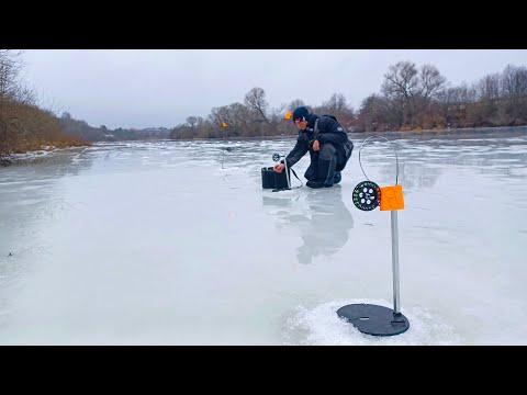 Видео: ЗРЯ он на МЕНЯ ОДНОГО ОСТАВИЛ жерлицы! Я УСТАЛ БЕГАТЬ от КЛЁВА! Рыбалка зимой в 2025