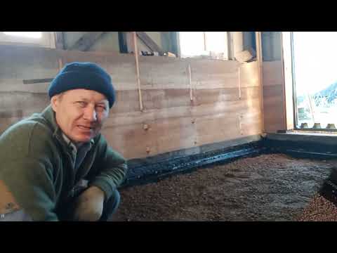 Видео: Закладка пола по грунту. Закрытие сезона.