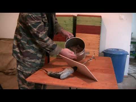 Видео: Извлечение перги из сотов.