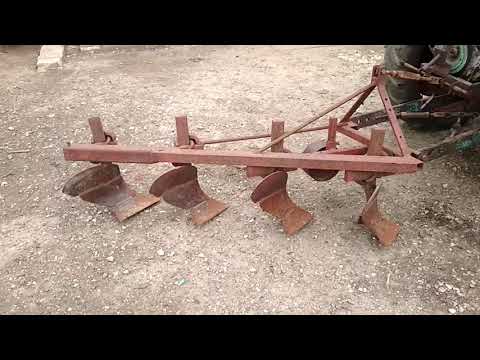 Видео: Пахота плугом на тракторе т 16 | семья в деревне,т16 весенняя вспашка.,задняя навеска т16