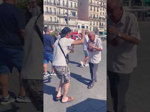 Видео: итальянец поет под аккордеон, француз танцует