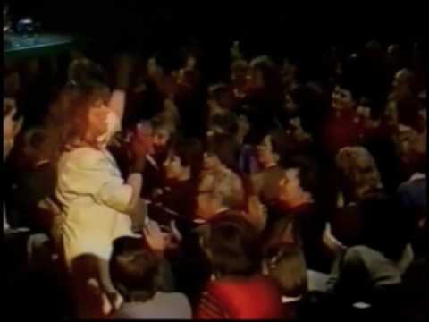 Видео: Алла Пугачева - Сто друзей (1986, Сан-Ремо в Москве)
