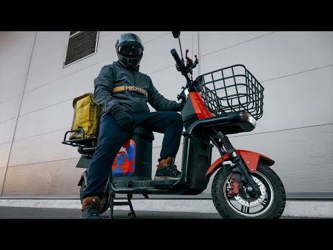 Видео: Deaf-курьер: работа на электробайке в Санкт-Петербурге
