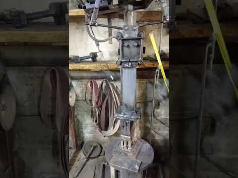 Видео: Обзор на самодельный кузнечный электромолот