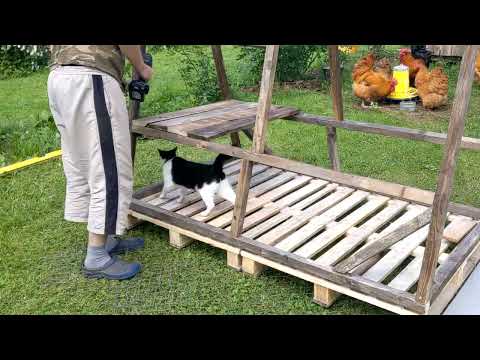 Видео: Second Temporary chicken house from pallets. Временный курятник из поддонов