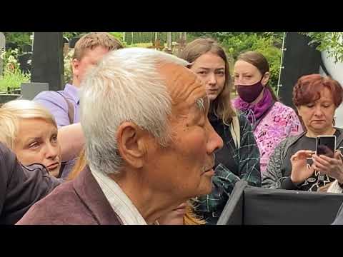 Видео: Отец Виктора Цоя на могиле сына (15.08.2020)