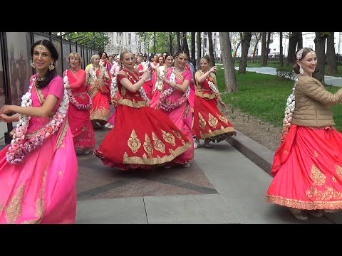 Видео: 2022 05 14 Харинама Кузнецкий Мост. Harinama on Kuznetsky Most Street.