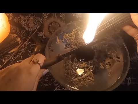 Видео: Мощная чистка и ярый отжиг с обраткой🪃🕯🕸🌿 #защита #ритуал #чисткаритуал #бумеранг #обратка