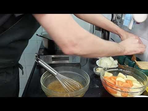 Видео: Гуляш в духовке.