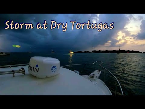 Видео: Ночной шторм в Драй-Тортугас во время моего одиночного путешествия на небольшой изогнутой лодке P...