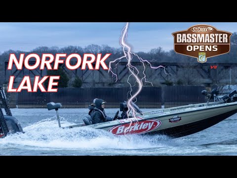 Видео: Пытаюсь победить во время грозы! (Norfork Lake Bassmaster Open)