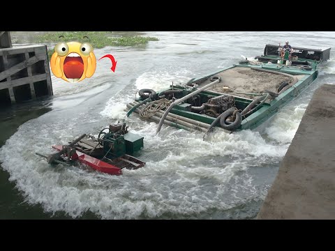 Видео: Стальной корабль с песком бросается в бой с бурными водами в захватывающий миг!