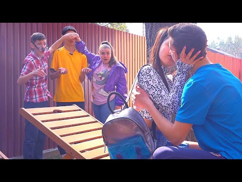 Видео: ДАША ЦЕЛУЕТСЯ С ДРУГИМ !!! ЛЮБОВНЫЙ ТРЕУГОЛЬНИК В ШКОЛЕ