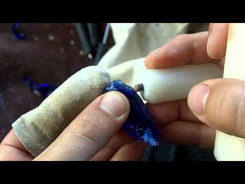 Видео: 208 - Выбивание дна бутылки - Непрямая перкуссия по наконечнику стрелы из синего стекла, часть 1