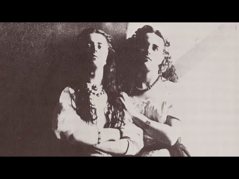 Видео: Тайные связи и образы на фотографиях дочек Клементины Гаварден