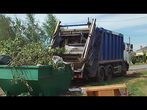 Видео: Мусоровоз МАЗ грузит бак