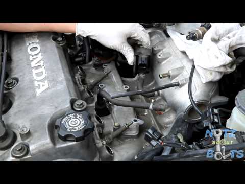 Видео: Очистка каналов EGR Honda Civic 1996-2000