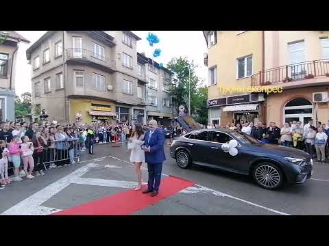 Видео: Абитуриентите на СУ "Св. Климент Охридски" Троян 2025