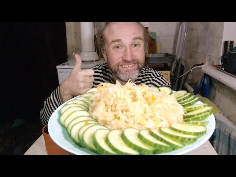 Видео: Обед с хорошим, добрым и послушным котом Рыжулей. Мукбанг. Обжор. Еда на камеру. Диета. Шизофрения.