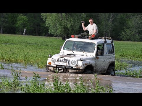 Видео: Офф роад драг рейсинг в болоте. Suzuki Escudo против Kia Retona.