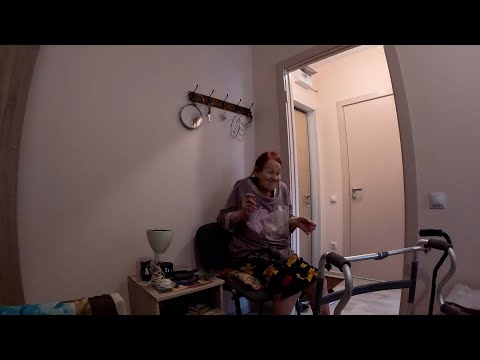 Видео: первое общение МАМЫ с АЛИСОЙ - входит во вкус