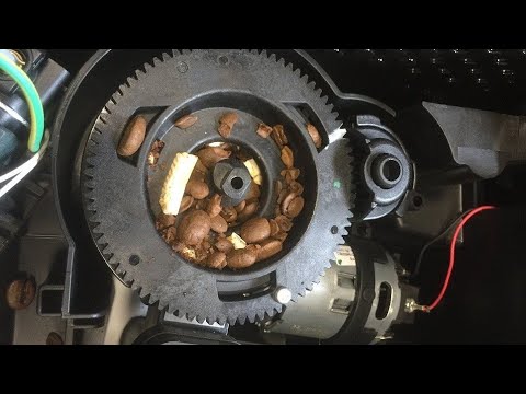 Видео: Как почистить кофемолку на кофемашине Philips 1200. Частичная разборка.