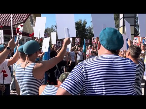 Видео: Песня «Встанем»🇷🇺в День ВДВ на Аллее Памяти  героев-десантников в Барнауле 🎤Мальвина Кириенко (8лет)