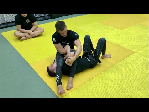 Видео: Как разорвать захват ? Рычаг локтя ( Лев Гладких )
