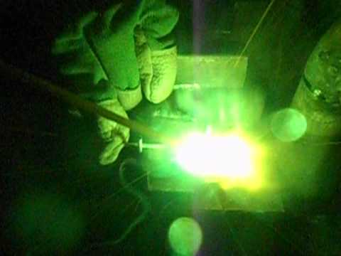 Видео: Как приварить тонкую проволоку к трубе или пластине