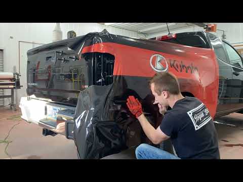 Видео: Как обклеить боковину кузова грузовика целиком одному человеку.