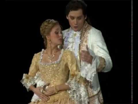 Видео: "Красавица и Чудовище" на балу у Юдашкина