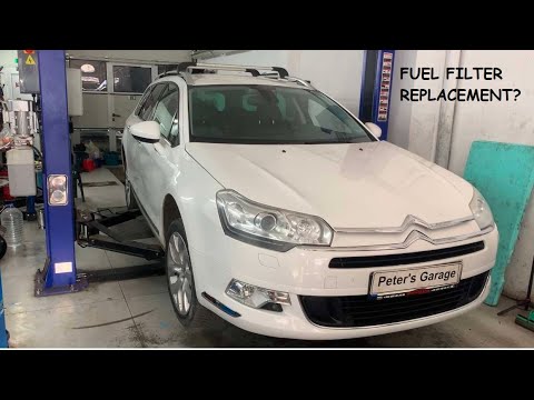 Видео: Citroen C5 2.0HDI Замена топливного фильтра