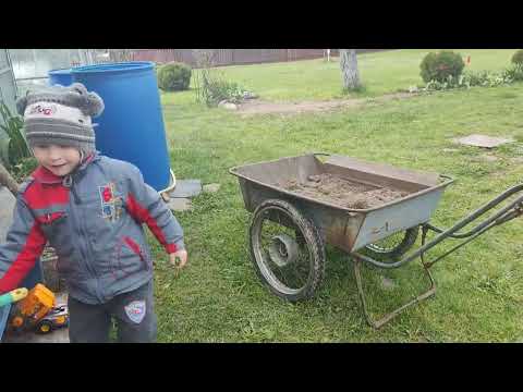 Видео: Обзор огорода и хозяйства у родителей 6 мая