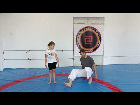 Видео: Учимся правильно падать в каратэ