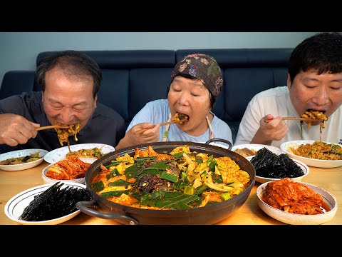 Видео: Тушеное мясо и пибимпап, приготовленные из остатков праздничной еды - шоу еды мукбанга.