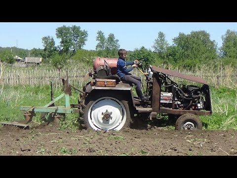 Видео: Вспашка огорода  в деревне и посадка тыквы 3.06.2017 г.