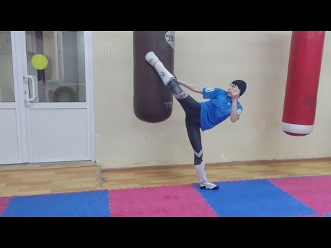 Видео: Скоростная работа ногами на мешке в кикбоксинге