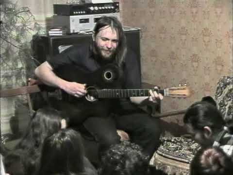 Видео: Квартирник Александра Непомнящего. г.Волжский. 2002г.