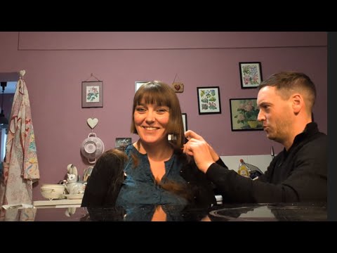 Видео: Видеоблог с миссис Д. — Стрижка на кухне 💈