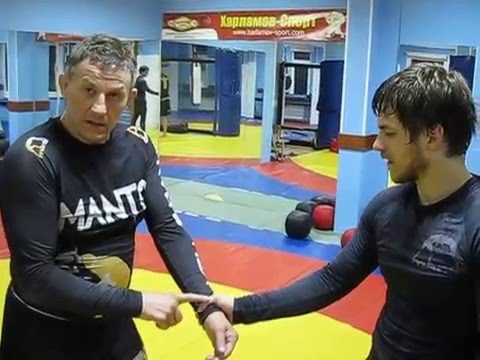 Видео: Работаем против захвата воздействием на кисть и пальцы.