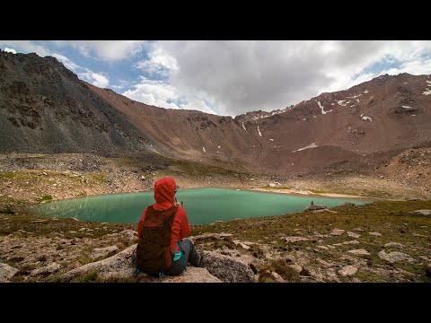 Видео: Шымбулак – перевал Титова – моренные озёра | Ночёвка в спасательной хижине "Верхний Горельник"