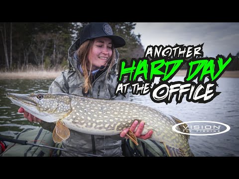 Видео: Ловля щуки нахлыстом на лодку Belly Boat весной с Вильями и Ханной Хухтала