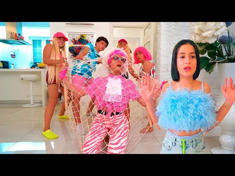 Видео: ДАЈАНА И ТИНЕЈЏЕРИ СУ БАКИ БАРБИ НАУЧИЛИ ЛЕКЦИЈУ! 😱 Хаос у ФАБРИЦИ ЛЕПОТЕ - авантуре Дајане Барби