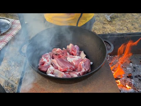 Видео: Баранья лопатка с луком томленая в казане на углях. Джигар. Рецепт от Папы.