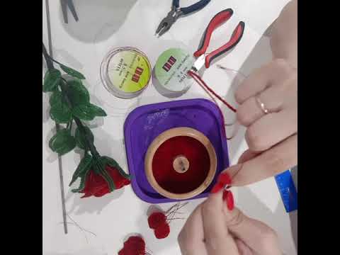 Видео: Роза из бисера🌹🤗часть 1,делаем бутон🌹
