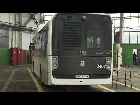 Видео: Изгнила дупка в автобус разкри криза в градския транспорт