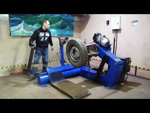Видео: Грузовой шиномонтаж. Демонтаж монтаж колеса R16 "Газель "