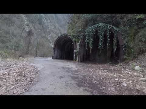 Видео: ✅ Ущелье Ахцу / Остатки былой развитой цивилизации, старое краснополянское шоссе - 9 января 2021