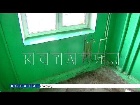 Видео: Посетители притона, которым отказали, из мести стали уродовать и крушить подъезд дома